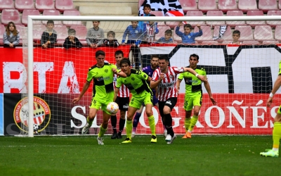 Resta controla la marca d'Unzueta mentre Altimira rebutja la pilota | Críspulo Díaz